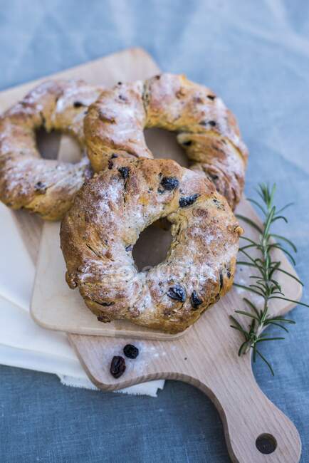 Yeast wreaths with dried berries for Easter — Stock Photo