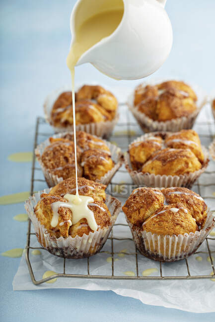 Cinnamon roll pull apart muffins with cream cheese glaze — Stock Photo