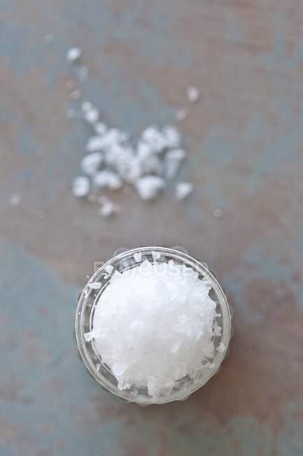 Flocons de sel de mer dans un verre (vus d'en haut) — Photo de stock