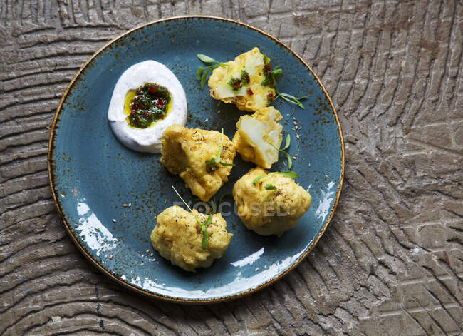 Frikadellen mit Hackfleisch und Chicken Nuggets mit Reis auf Teller — Stockfoto