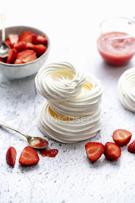 Nidos de merengue con fresas - foto de stock