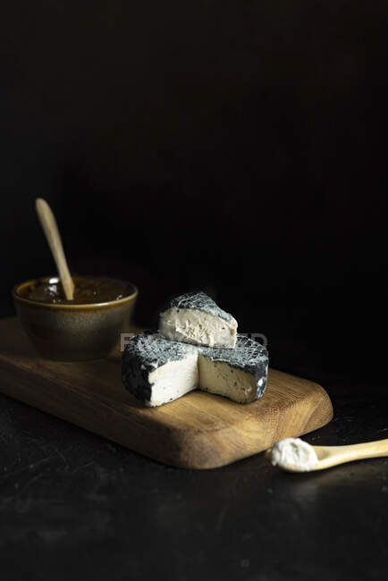 Vegan queijo de caju com compota em tábua de madeira — Fotografia de Stock