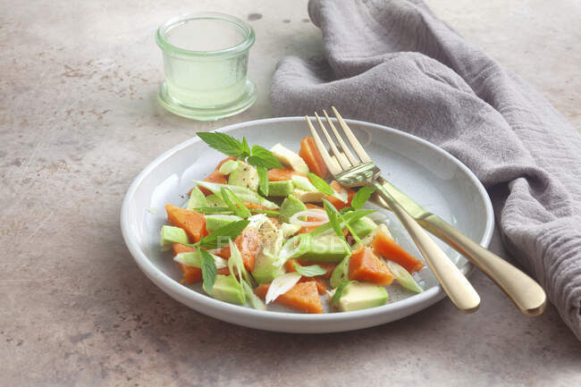Салат из папайи и авокадо и лаймовый винегрет — стоковое фото