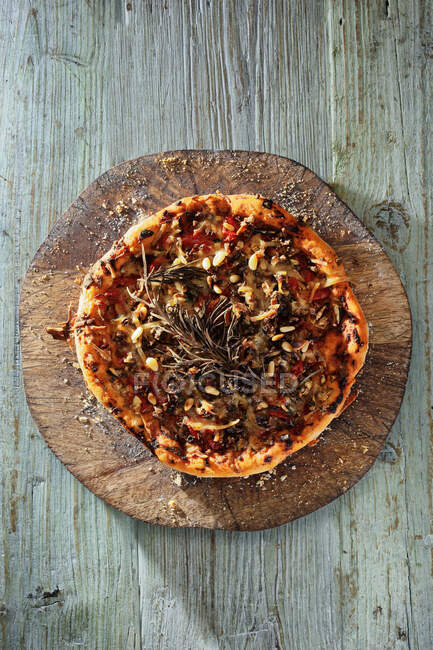 Pizza aux légumes sur un disque en bois — Photo de stock