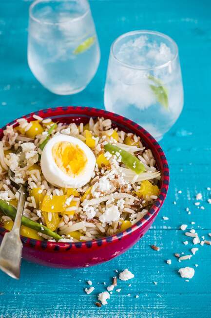 Salada de arroz com pimentão amarelo e ovo — Fotografia de Stock