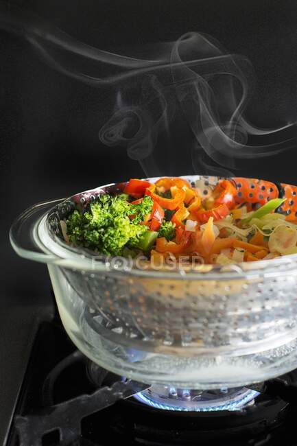 Légumes cuits à la vapeur dans un vapeur — Photo de stock
