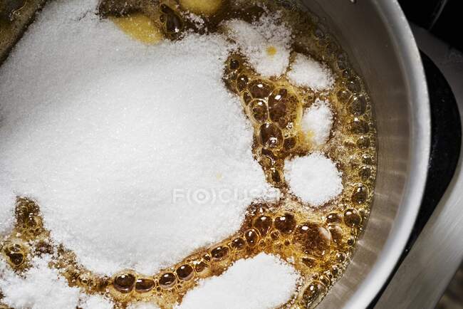 Sirup und Zucker werden gekocht — Stockfoto