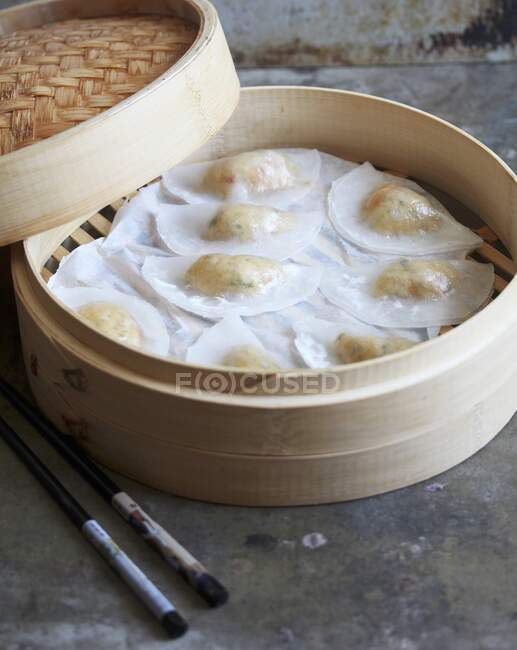 Stuffed rice paper dumplings in bamboo steamer — Stock Photo