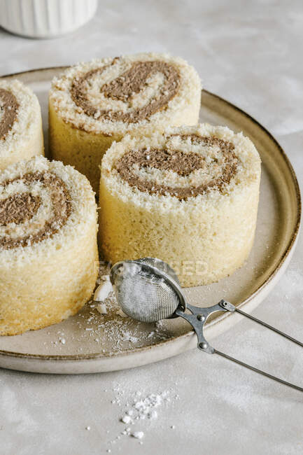 Vanilla mini roll cakes with chocolate hazelnut cream — Stock Photo
