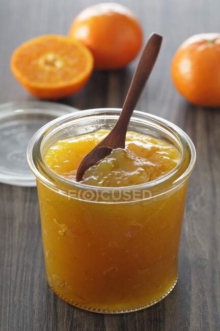 Engarrafamento de tangerina em um jarro de preservação — Fotografia de Stock