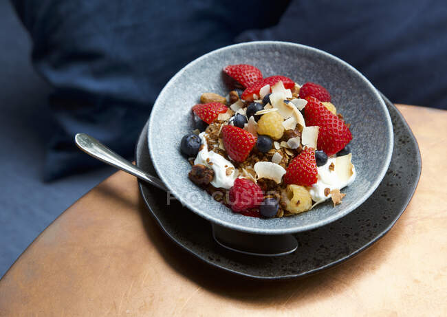 Granola avec copeaux de noix de coco, noix, bleuets et fraises — Photo de stock