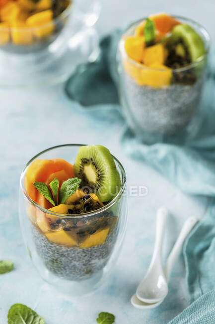 Chia Pudding mit exotischen Früchten — Stockfoto
