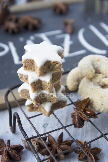 Zimtsterne, Vanilleknödel und Sternanis auf einem Kuchenständer — Stockfoto