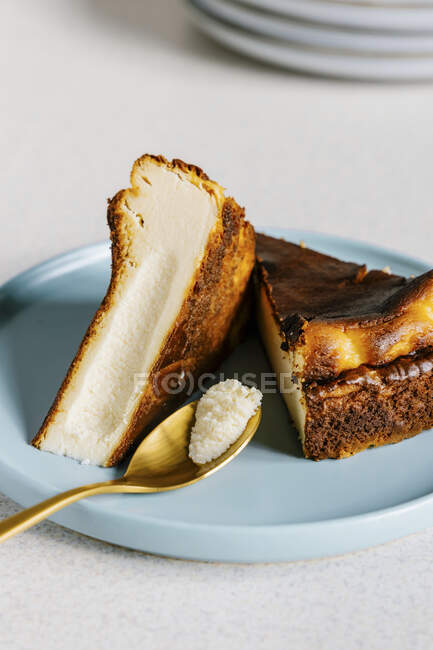 Tarta de queso quemada vasca de vainilla crujiente - foto de stock