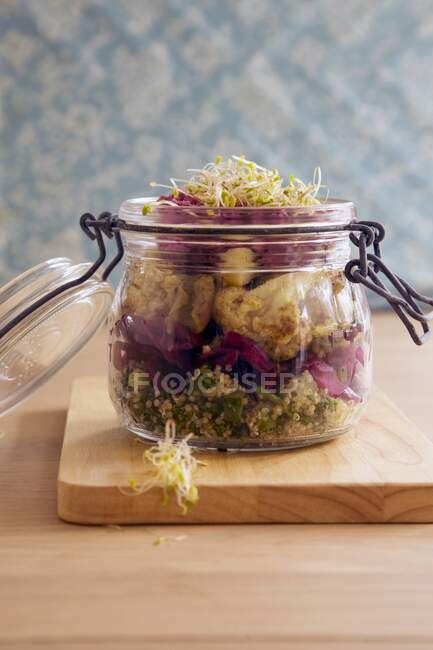 Обід в банці: веганський салат, поданий у скляній банці — стокове фото