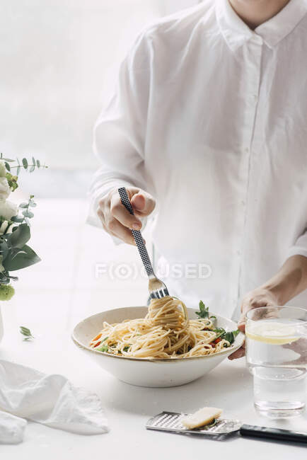 Espaguetis con rúcula, tomates cherry y queso parmesano - foto de stock