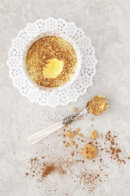 White chocolate mousse with cocoa powder and amaretti — Stock Photo