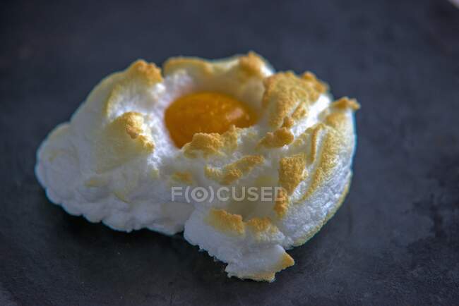 Huevo de nube para el desayuno, comida esponjosa primer plano - foto de stock