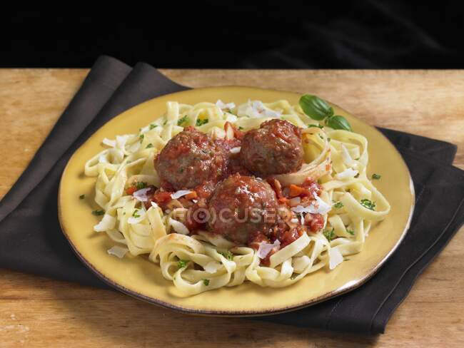 Fettuccini with meatballs closeup — Stock Photo