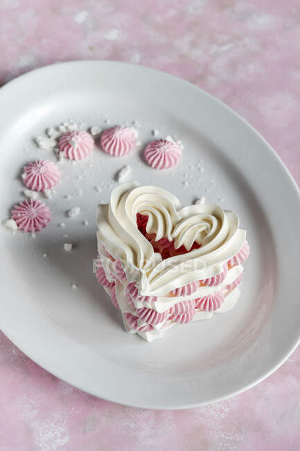 Heart-shaped meringue mini cake for Valentine's Day — Stock Photo