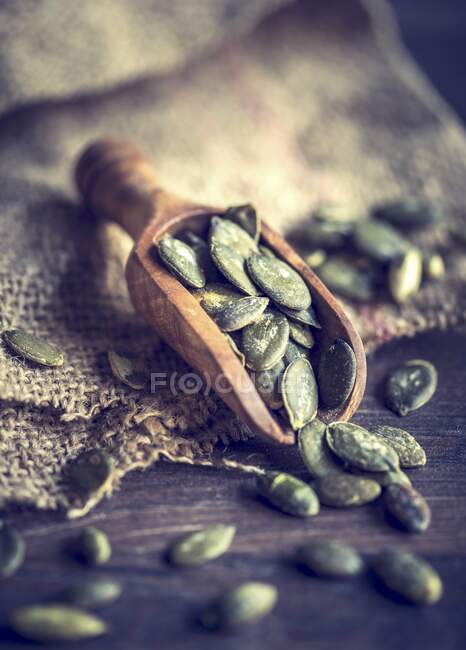 Un arrangement de graines de citrouille sur une cuillère en bois — Photo de stock