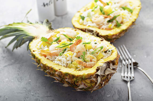 Shrimp pineapple rice served in a fresh pineapple — Stock Photo
