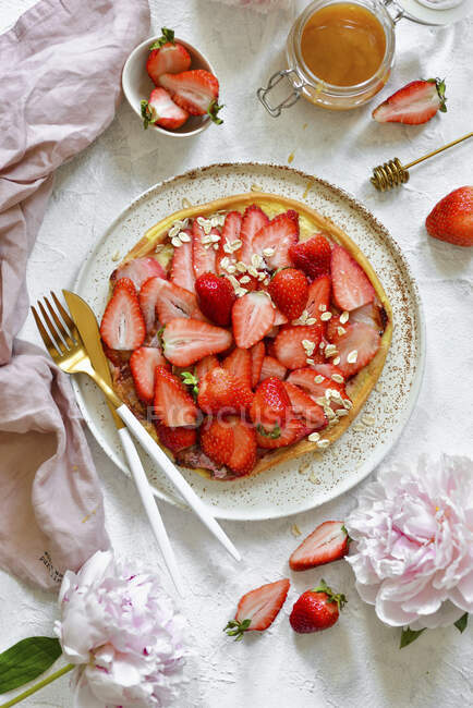 Fit omelette with strawberries — Stock Photo