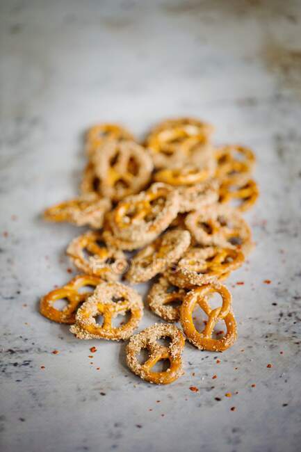 Crunchy sugar and cinnamon pretzels — Stock Photo