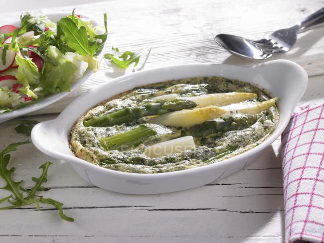 Asparagus casserole with white and green asparagus — Stock Photo