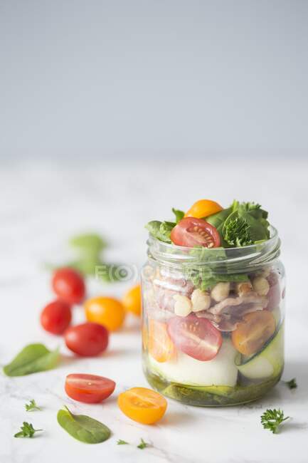 Primer plano de deliciosa ensalada de verduras - foto de stock