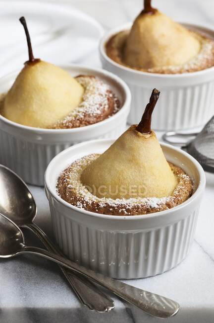 Mini cakes with poached pears in ramekins — Stock Photo