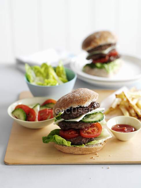 Close-up de delicioso hambúrguer com batatas fritas e ketchup — Fotografia de Stock