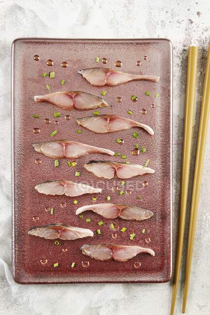 Сашими из макрели на блюдечке (вид сверху)) — стоковое фото