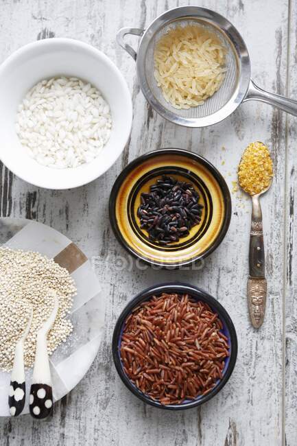 Um arranjo de vários tipos de arroz, quinoa e cuscuz — Fotografia de Stock