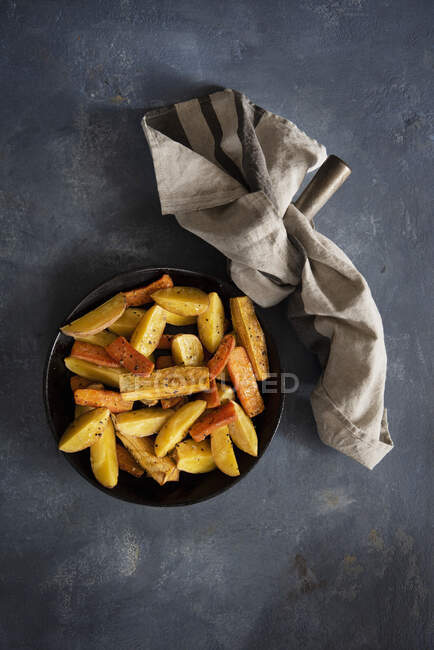 Batatas assadas e cenouras com ervas em tigela — Fotografia de Stock