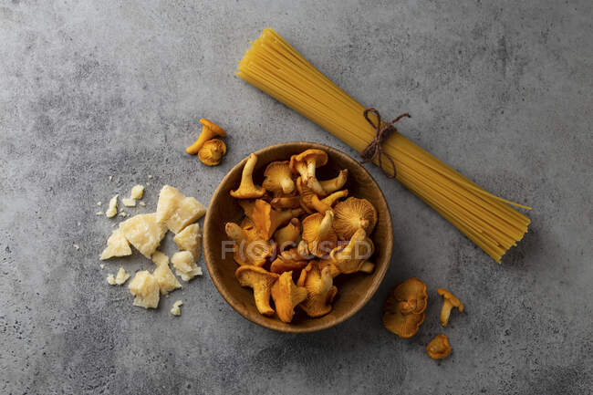 Pfifferlinge, rohe Nudelspaghetti und Käse-Parmesan — Stockfoto