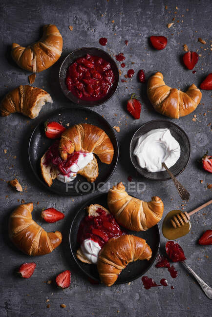 Französische Croissants mit Joghurt und Erdbeer-Rhabarbermarmelade — Stockfoto