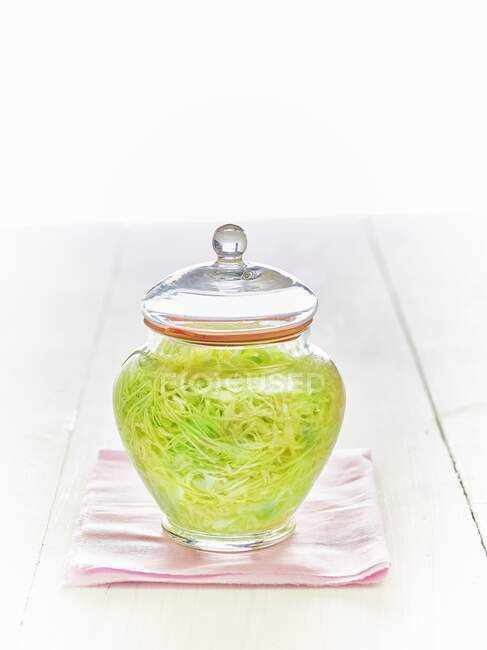 Repolho conservado em conserva em um jarro doce — Fotografia de Stock