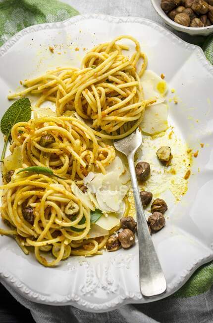Spaghetti alla zucca alla carbonara con salvia e nocciole arrosto — Foto stock