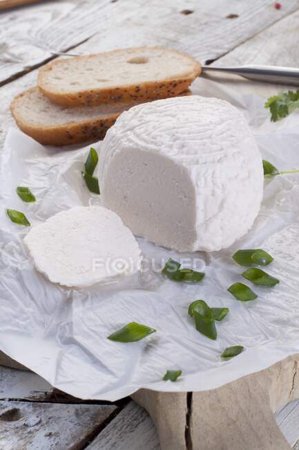Cottage cheese with green onions and bread slices — Stock Photo