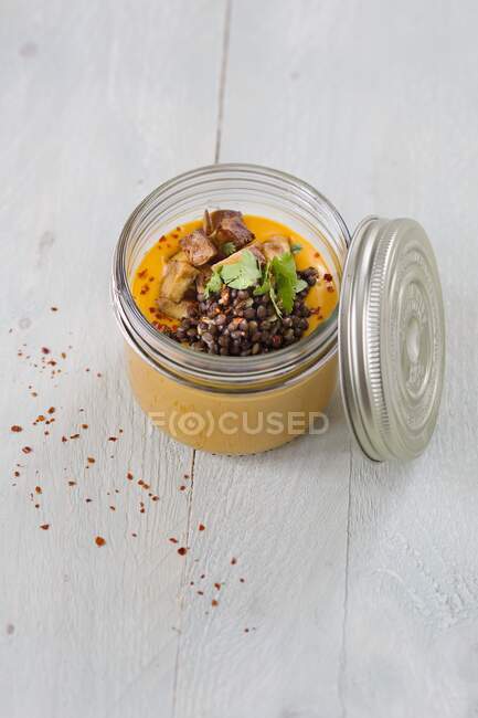 Süßkartoffelsuppe mit schwarzen Linsen und gebratenem Tofu im Glas — Stockfoto