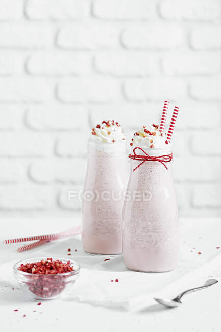 Milkshake de fresa con crema batida - foto de stock