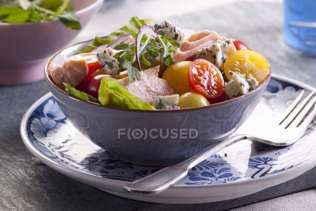 Salmon, tomatoes and blue cheese salad — Stock Photo