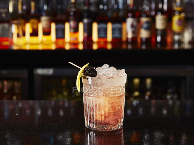 Ежевичный коктейль со льдом в баре — стоковое фото
