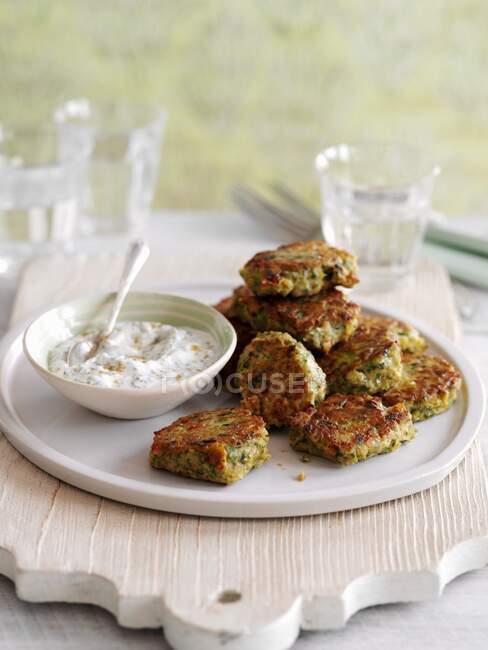 Chickpea and chilli fritters with a coriander and yoghurt dip — Stock Photo