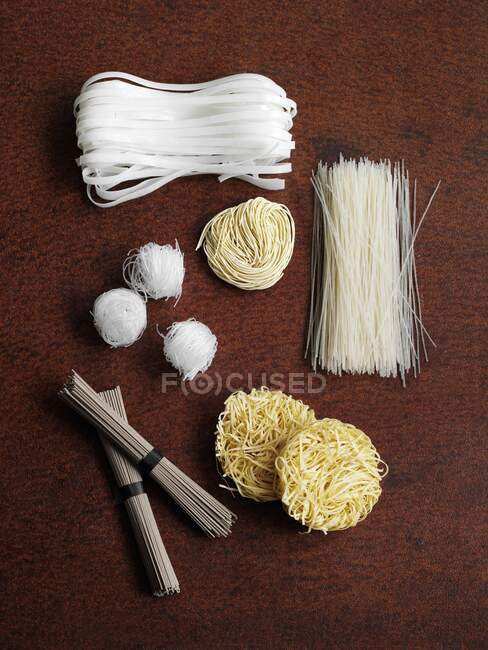 Various types of noodle from Asia (seen from above) — Stock Photo