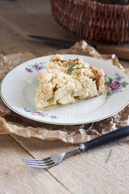 Rebanada de un pastel de manzana rústico con hierba de romero - foto de stock