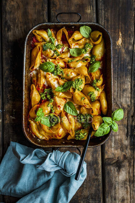 Nudeln Conchiglioni mit Tomatensauce, Pesto und Mozzarella in der Dose — Stockfoto