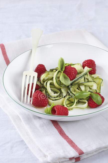 Courgettes noodles with raspberries, pesto and herbs — Stock Photo