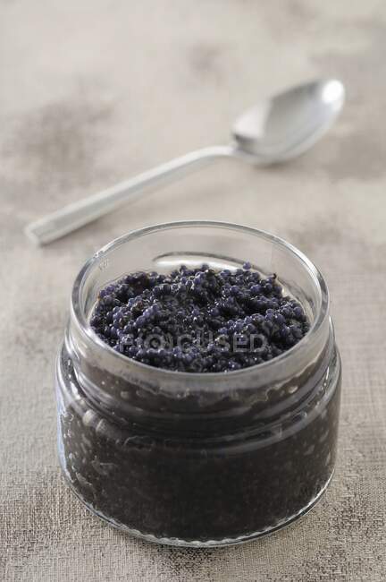 Schwarzer Kaviar im Glas — Stockfoto